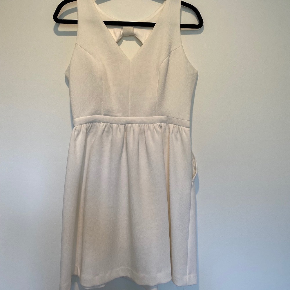 White dress w/ open bow tie back, Size medium